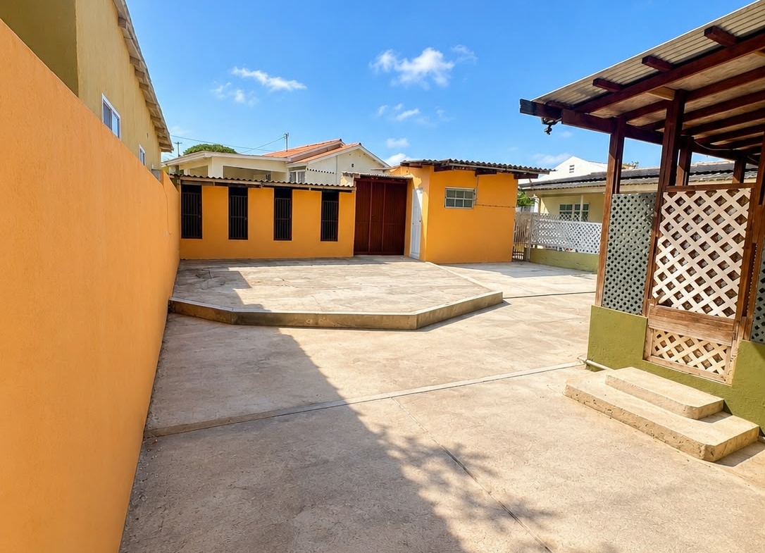 FOR SALE – Spacious property with multiple living possibilities at Santa Rosa