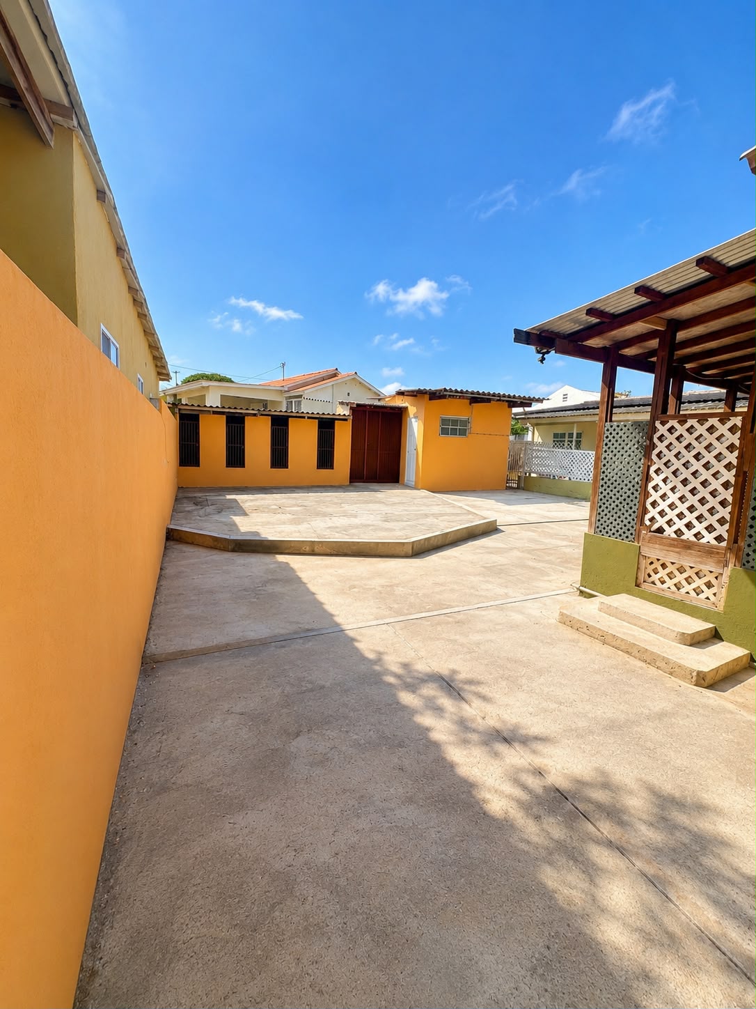 FOR SALE – Spacious property with multiple living possibilities at Santa Rosa