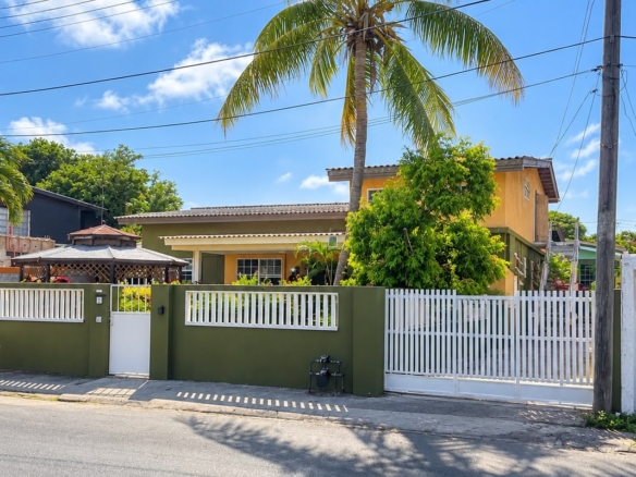 FOR SALE – Spacious property with multiple living possibilities at Santa Rosa