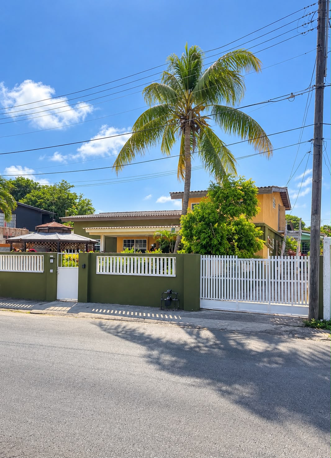 FOR SALE – Spacious property with multiple living possibilities at Santa Rosa