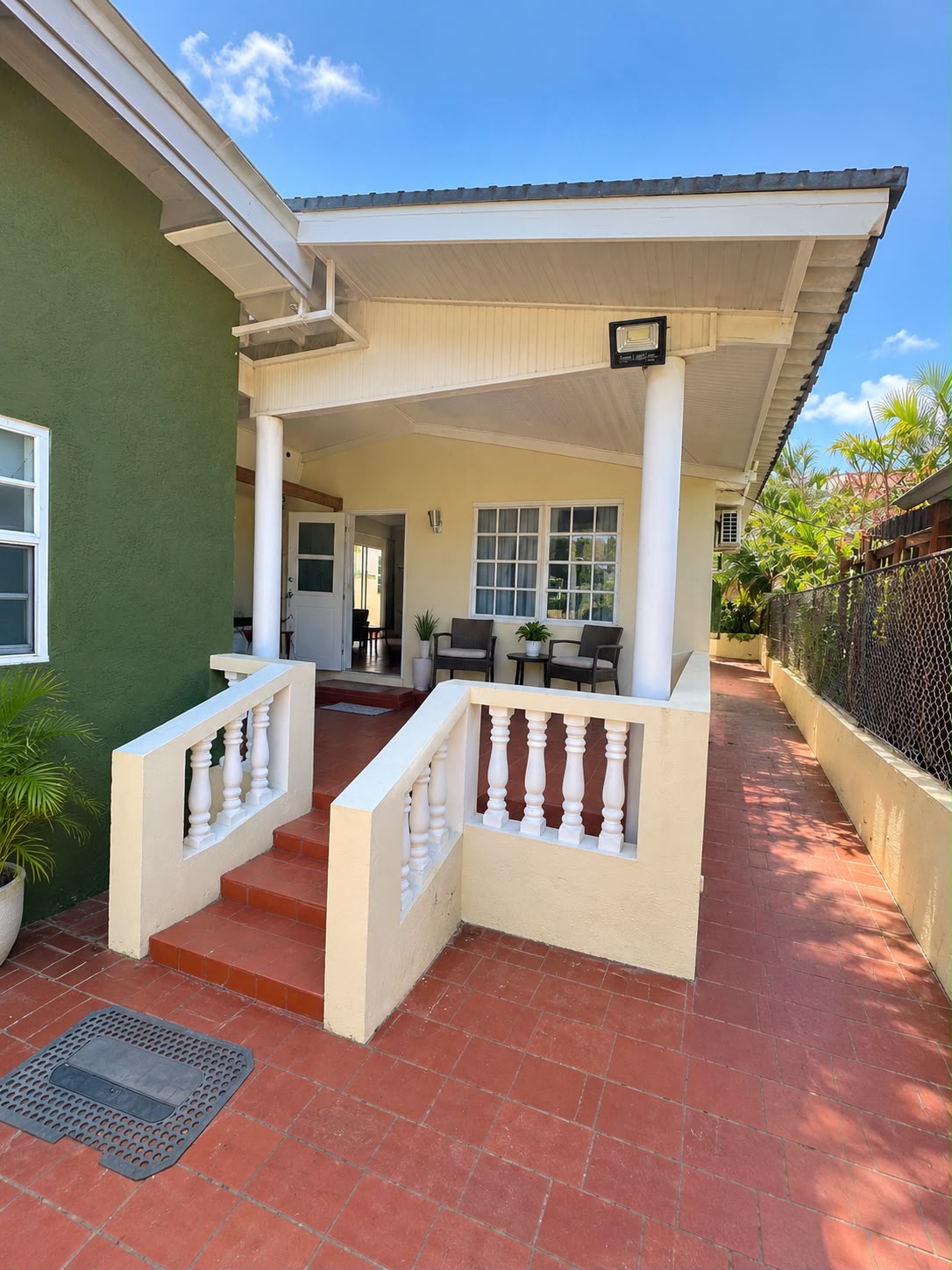 FOR SALE – Spacious property with multiple living possibilities at Santa Rosa