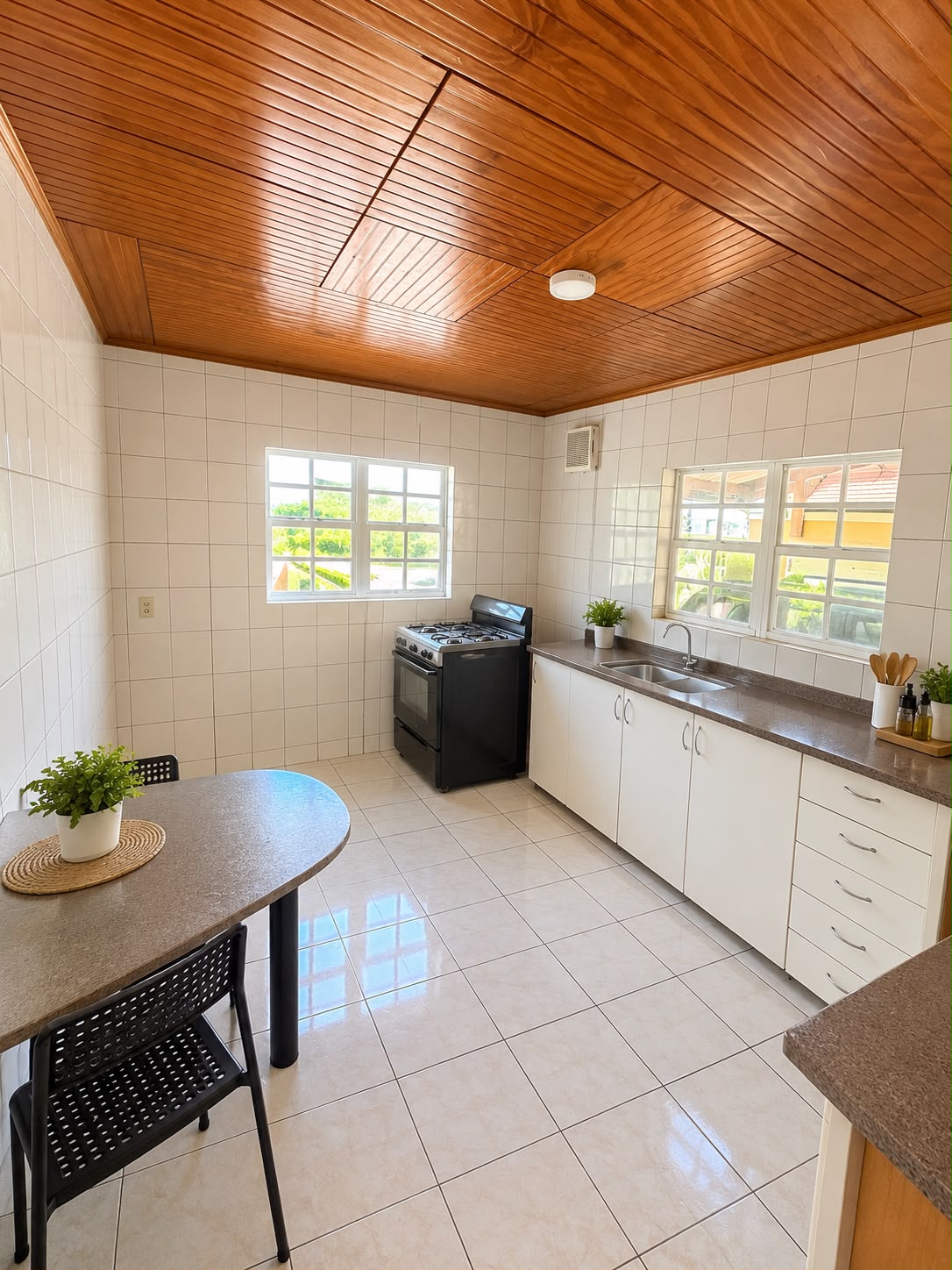 FOR SALE – Spacious property with multiple living possibilities at Santa Rosa